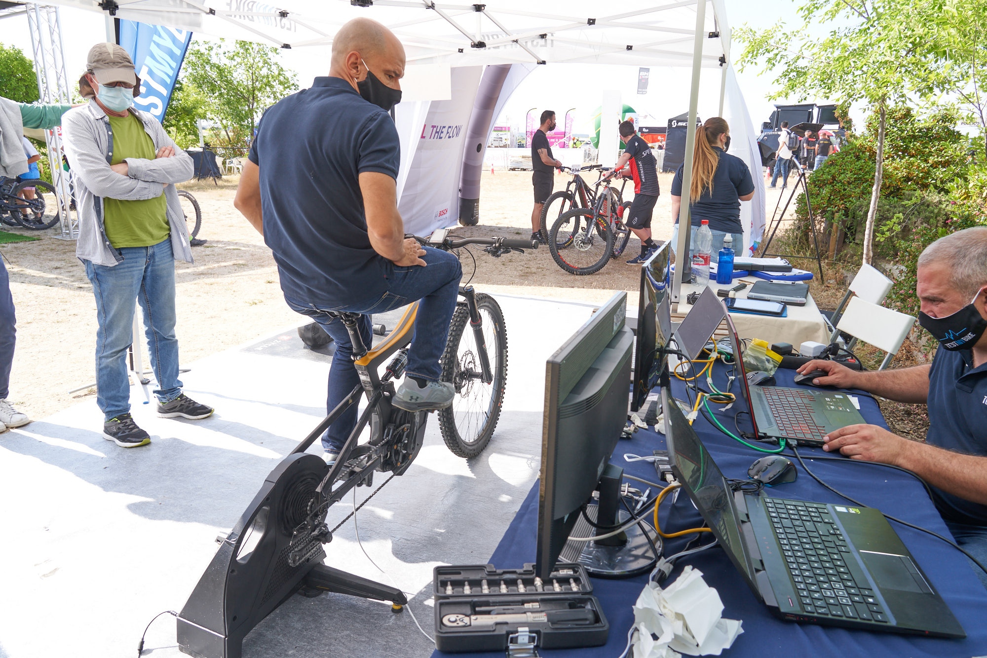 Competición de bicicletas con gráficos de diagnóstico